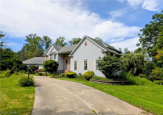 Photo 3 of Single family home for sale at 10665 Mount Royal Dr, Concord Twp, OH 44077 | MLS# 5240122 | Listing updated on 2026-09-17