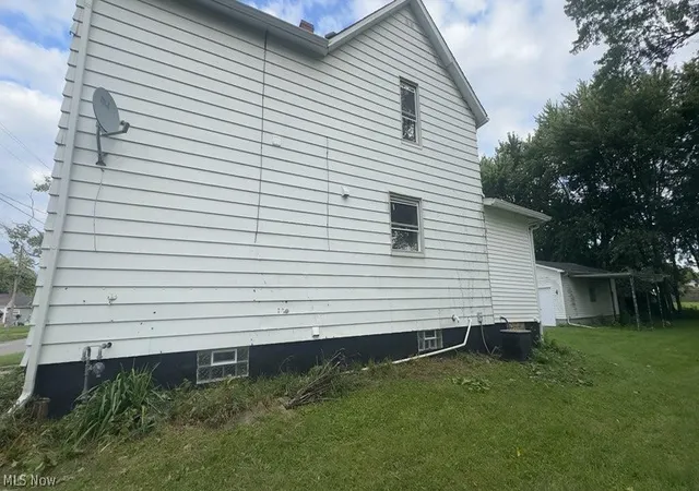 Photo 2 of Single family home for sale at 1527 W 19th St, Lorain, OH 44052 | MLS# 5240758 | Listing updated on 2026-08-29