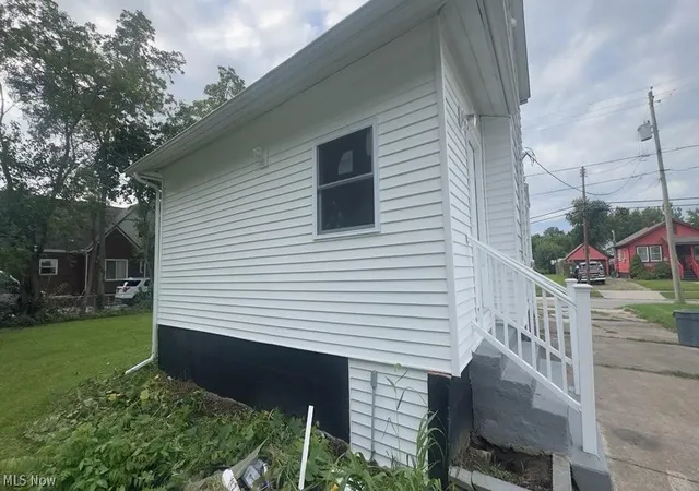 Photo 4 of Single family home for sale at 1527 W 19Th St, Lorain, OH 44052 | MLS# 5240758 | Listing updated on 2026-08-29