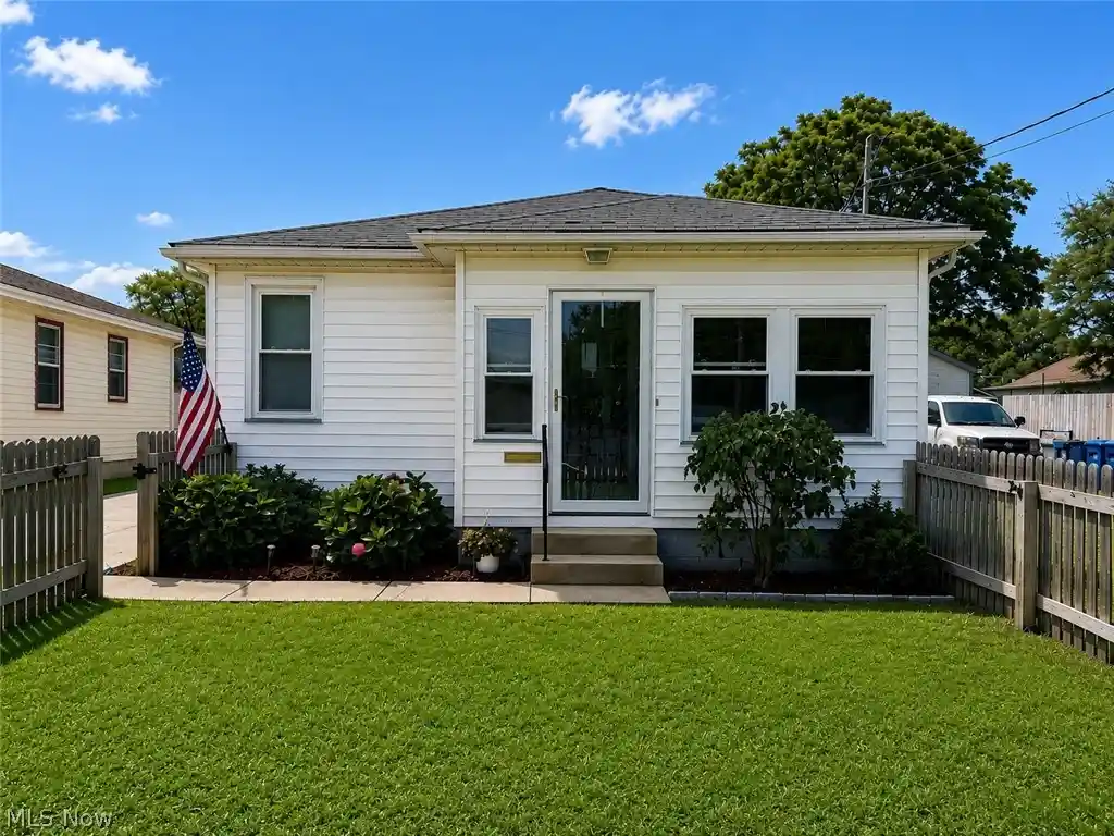 Photo 1 of Single family home for sale at 512 Maplewood Ave, Struthers, OH 44471 | MLS# 5240760 | Listing updated on 2026-10-27