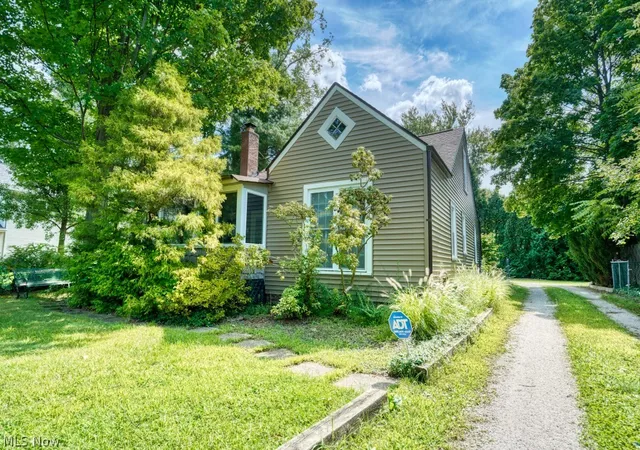 Photo 3 of Single family home for sale at 37724 Lake Shore Blvd, Eastlake, OH 44095 | MLS# 5240800 | Listing updated on 2026-08-29