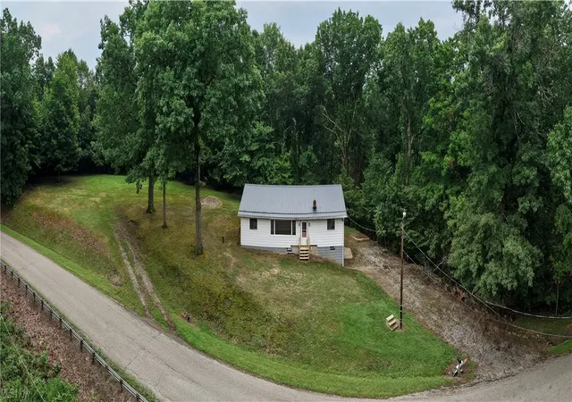 Photo 3 of Sale Pending at 5300 Greenridge Rd, New Philadelphia, OH 44663 | MLS# 5237818 | Listing updated on 2026-09-30