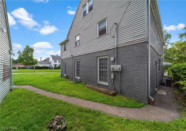 Listing Photo 2 - Condo for sale in building located at 3113 Ashwood, Cleveland, OH 44120
