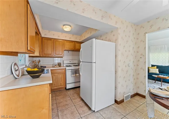 Photo 3 of Single family home for sale at 156 S Roanoke Ave, Youngstown, OH 44515 | MLS# 5240999 | Listing updated on 2026-08-31