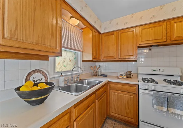 Photo 4 of Single family home for sale at 156 S Roanoke Ave, Youngstown, OH 44515 | MLS# 5240999 | Listing updated on 2026-08-31
