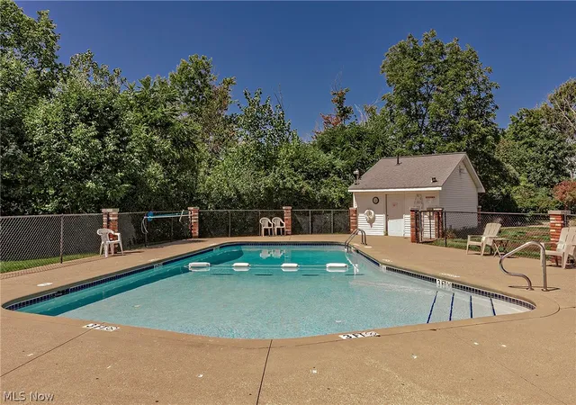 Listing Photo 2 - Condo for sale in building located at 84 Mersey Ct, Concord Township, OH 44060