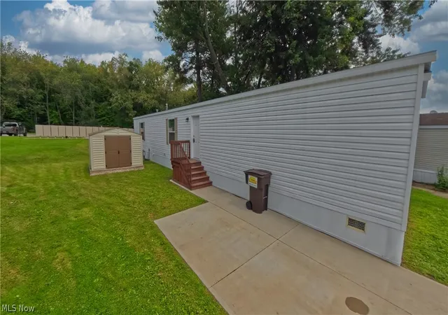 Single family home for sale at 1006 S Park Cir, Brookfield, OH 44403 | MLS# 5240458