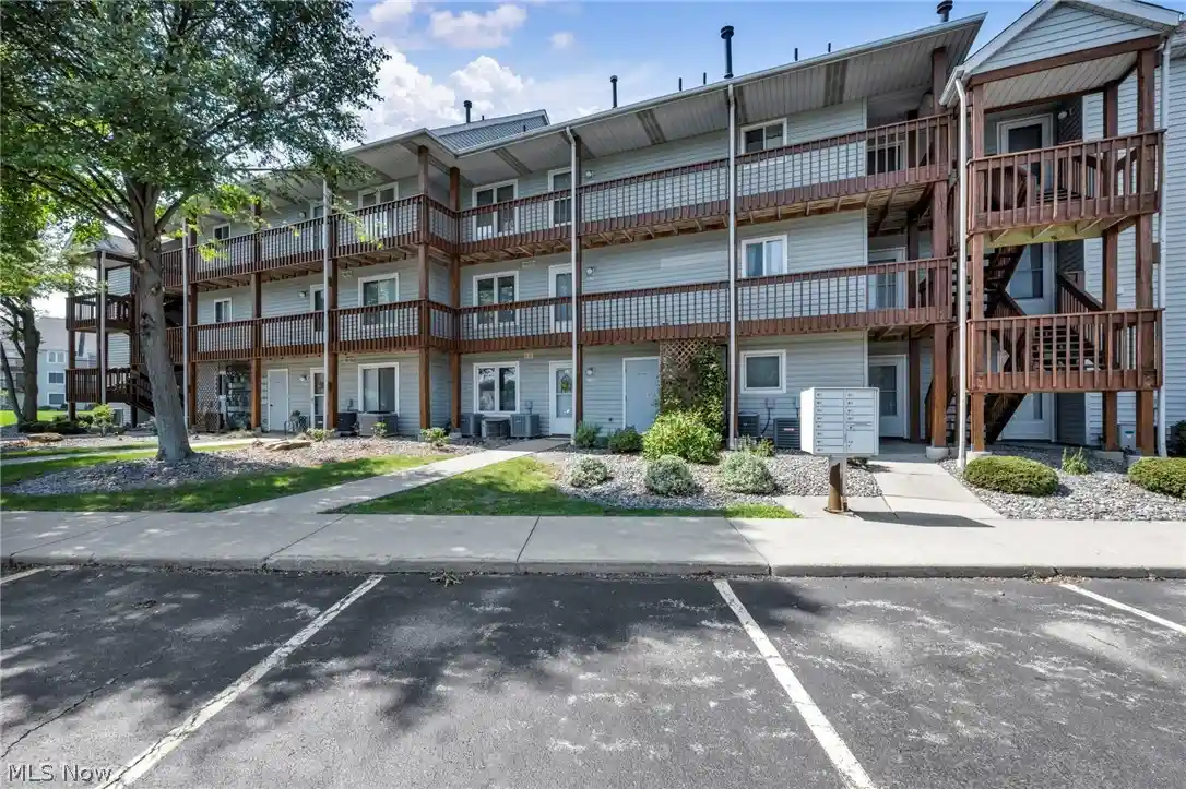 Listing Photo 1 - Condo for sale in 6035 Lake Rd W located at 6035 Lake Rd W, Ashtabula, OH 44004 - Unit #234