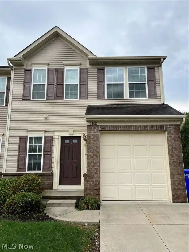 Listing Photo 1 - Condo for sale in 1308 Wellingshire Cir located at 1308 Wellingshire Cir, Cuyahoga Falls, OH 44221 - Unit 1308 Wellingshire Cir