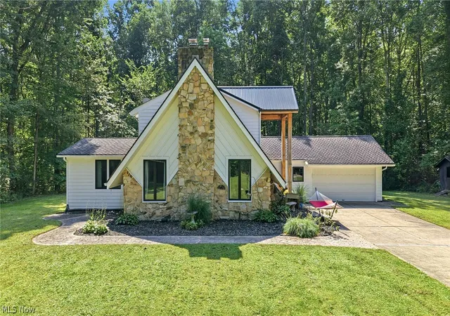 Photo 2 of Single family home for sale at 14831 Robinson Rd, Newton Falls, OH 44444 | MLS# 5239295 | Listing updated on 2026-10-09