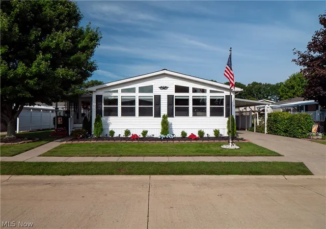 Photo 2 of Single family home for sale at 8 Emerald Ln, Olmsted Twp, OH 44138 | MLS# 5243501 | Listing updated on 2026-10-07