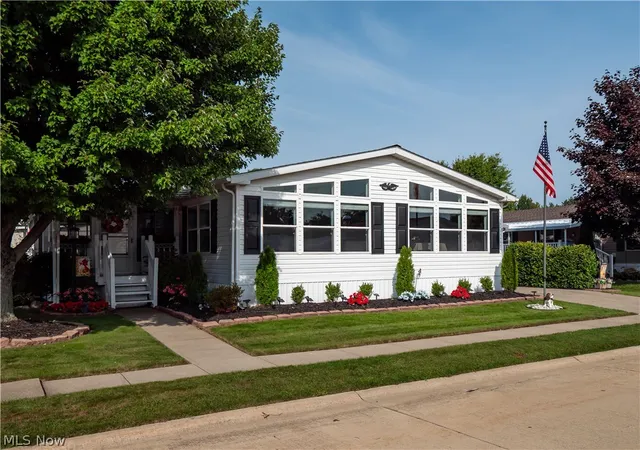 Photo 3 of Single family home for sale at 8 Emerald Ln, Olmsted Twp, OH 44138 | MLS# 5243501 | Listing updated on 2026-10-07