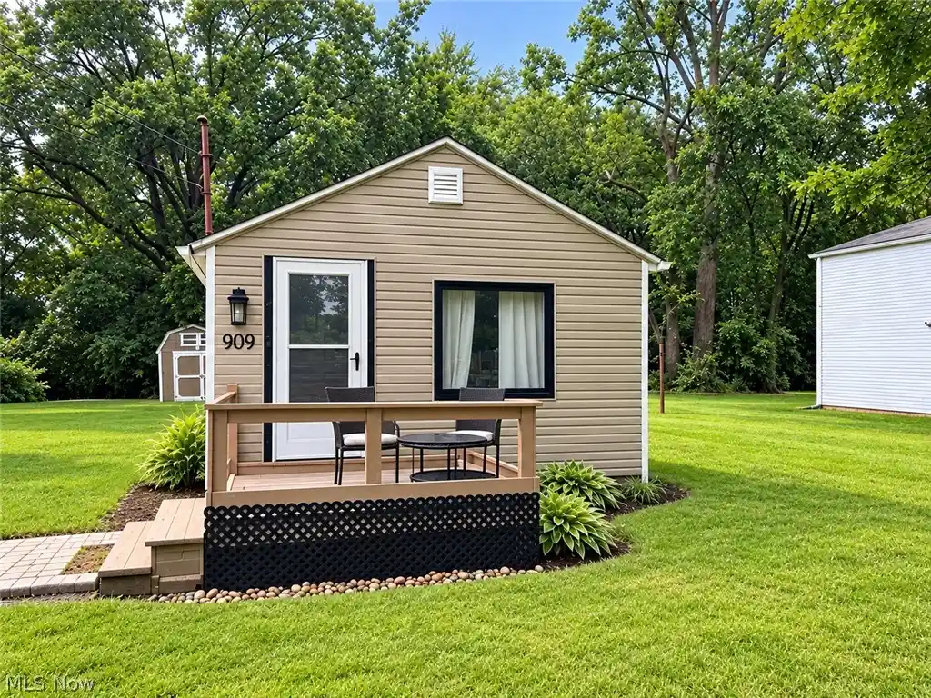 Photo 1 of Single family home for sale at 909 Harriet St, Lorain, OH 44055 | MLS# 5243598 | Listing updated on 2026-10-21