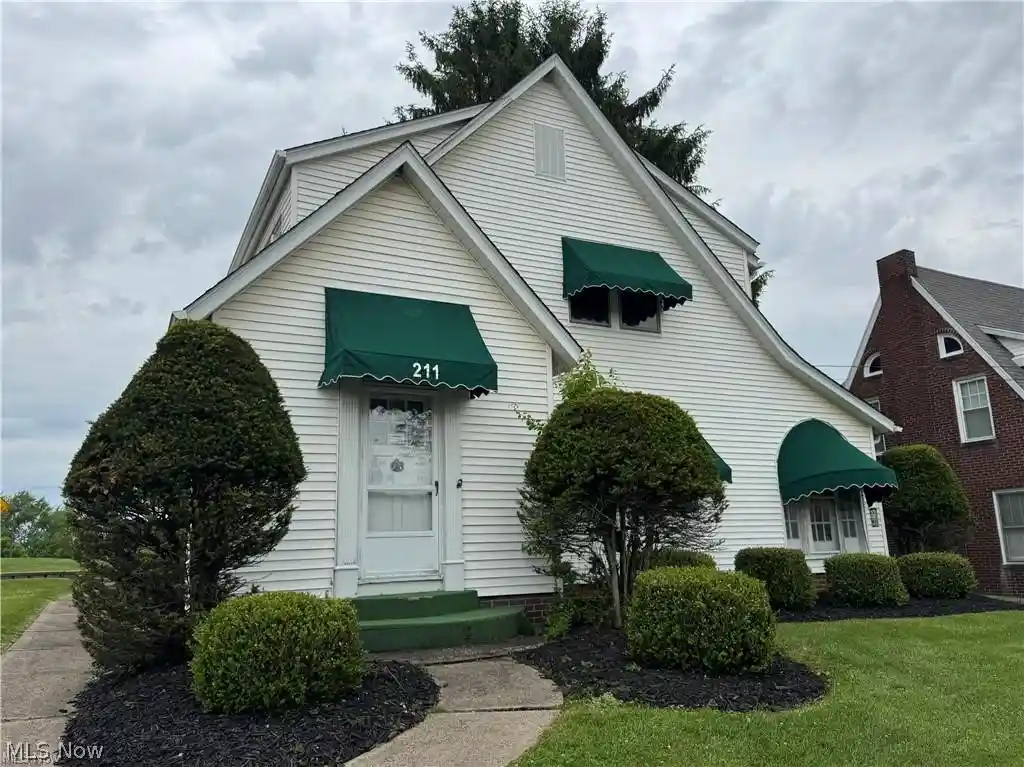 Photo 1 of Single family home for sale at 211 E Main St, Saint Clairsville, OH 43950 | MLS# 5244107 | Listing updated on 2026-10-22