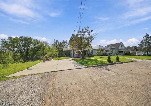 Photo 3 of Single family home for sale at 738 Lulu St, Parkersburg, WV 26101 | MLS# 5244031 | Listing updated on 2026-09-22
