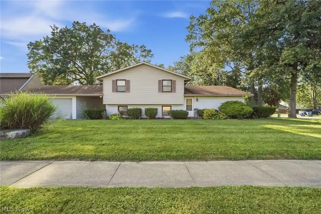 Photo 1 of Sale Pending at 1401 1403 Lindenwood Dr, Lorain, OH 44053 | MLS# 5243035 | Listing updated on 2026-10-19