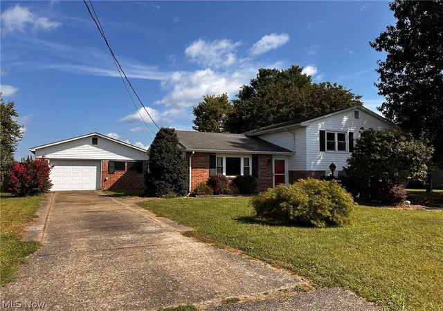 Photo 3 of Single family home for sale at 104 Shamrock Dr, Marietta, OH 45750 | MLS# 5243968 | Listing updated on 2026-10-08