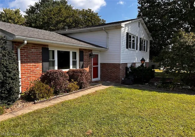 Photo 3 of Single family home for sale at 104 Shamrock Dr, Marietta, OH 45750 | MLS# 5243968 | Listing updated on 2026-10-08