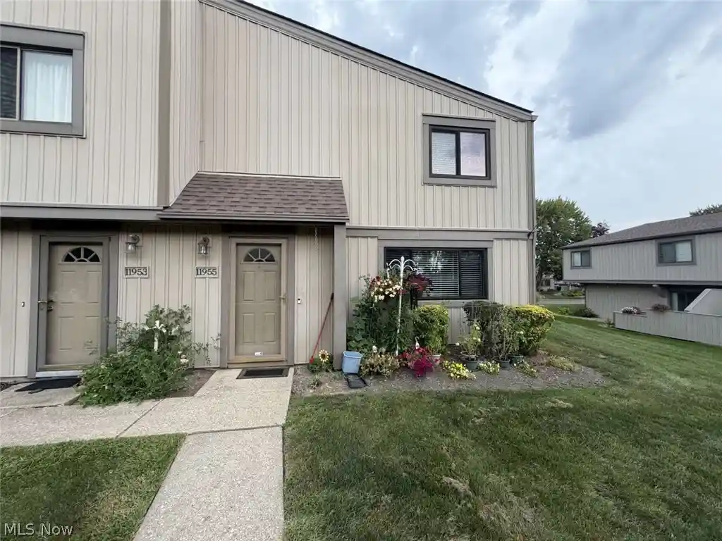 Listing Photo 1 - Condo for sale in 11955 Harbour Light Dr located at 11955 Harbour Light Dr, North Royalton, OH 44133 - Unit #1955