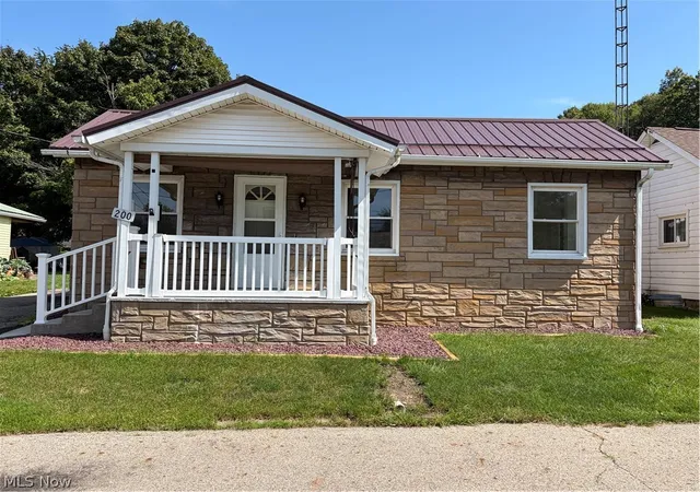 Photo 1 of Single family home for sale at 200 Short St, East Palestine, OH 44413 | MLS# 5244238 | Listing updated on 2026-10-30