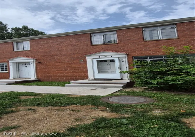 Listing Photo 1 - Condo for sale in building located at 421 Kenwood Dr, Euclid, OH 44123 - Unit #H1