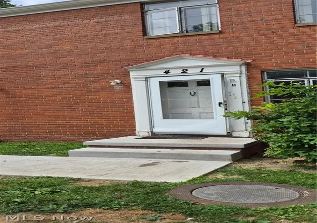 Listing Photo 2 - Condo for sale in building located at 421 Kenwood Dr, Euclid, OH 44123 - Unit #H1