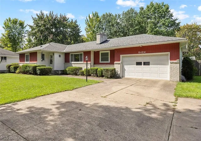 Photo 2 of Sale Pending at 6424 Murray Ridge Rd, Elyria, OH 44035 | MLS# 5245274 | Listing updated on 2026-09-21