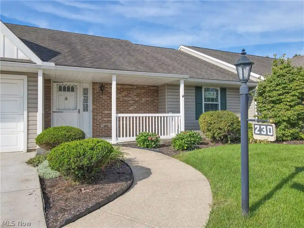Listing Photo 2 - Condo for sale in 230 Park Pl Dr located at 230 Park Pl Dr, Wadsworth, OH 44281 - Unit 230 Park Pl Dr