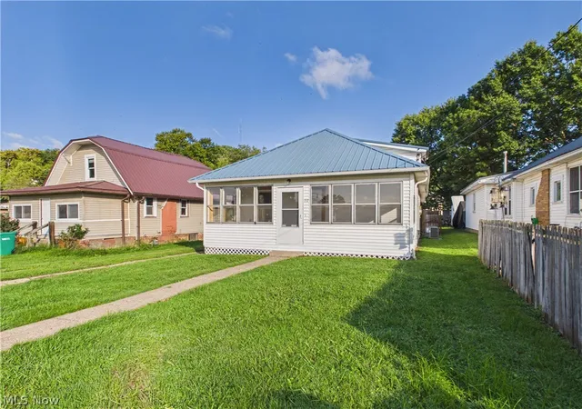 Photo 3 of Single family home for sale at 712 Olive St, Parkersburg, WV 26101 | MLS# 5244161 | Listing updated on 2026-09-24