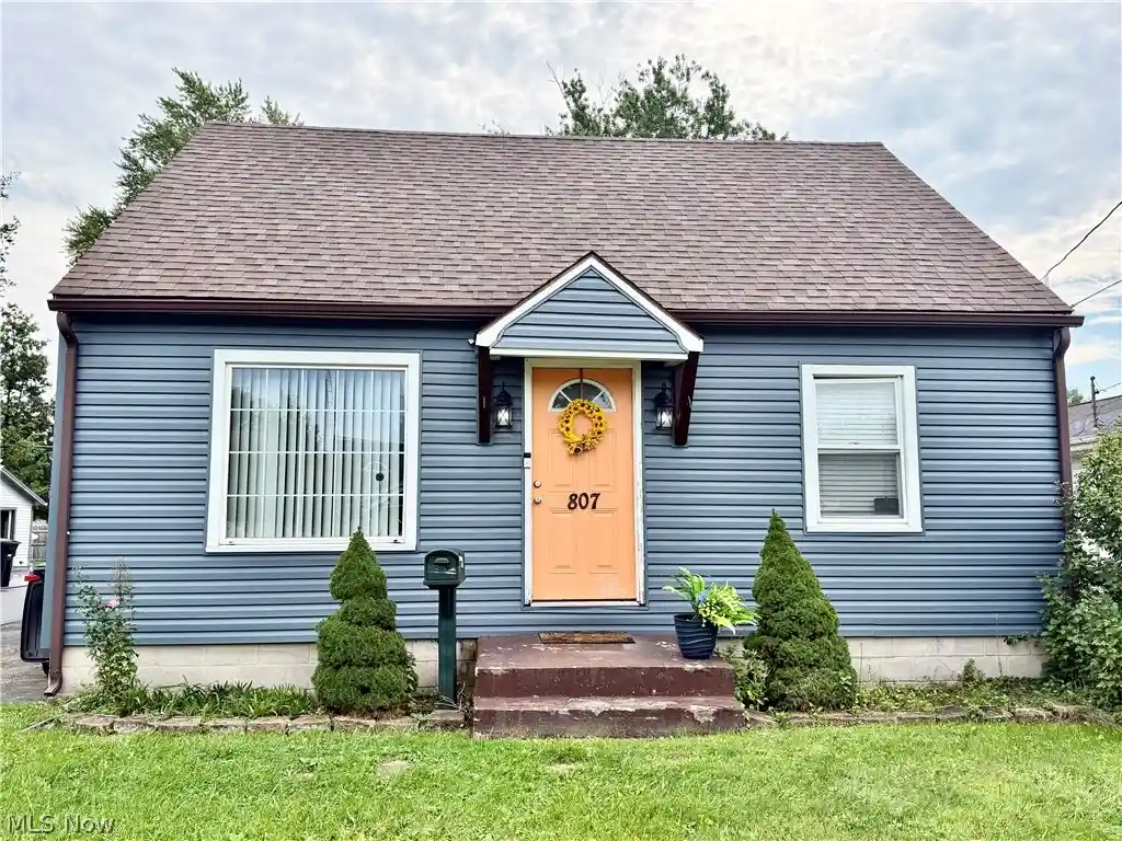 Photo 1 of Sale Pending at 807 Hazelwood Ave Se, Warren, OH 44484 | MLS# 5239555 | Listing updated on 2026-10-27