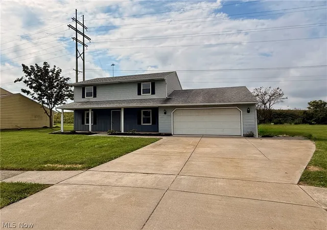 Photo 3 of Sale Pending at 124 Creekfield Ct, Elyria, OH 44035 | MLS# 5244523 | Listing updated on 2026-09-20