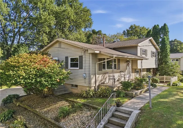 Photo 2 of Single family home for sale at 439 Bob Ave, Canal Fulton, OH 44614 | MLS# 5245433 | Listing updated on 2026-09-17