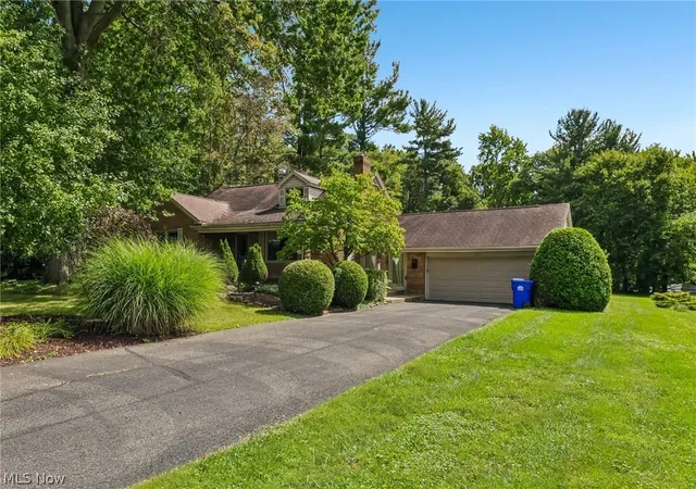 Photo 2 of Single family home for sale at 2965 Howell Dr, Youngstown, OH 44514 | MLS# 5245362 | Listing updated on 2026-10-09