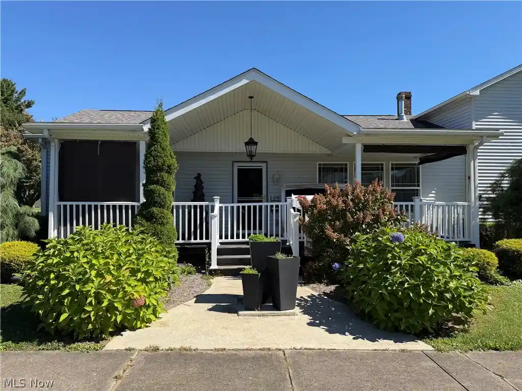 Single family home for sale at 239 Oak St, Leetonia, OH 44431 | MLS# 5245754