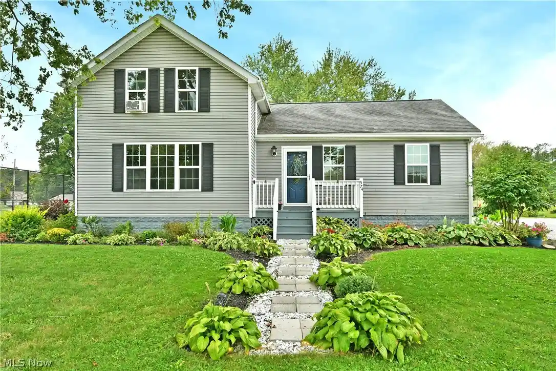 Single family home for sale at 574 Braceville Robinson Rd NW, Newton Falls, OH 44444 | MLS# 5245595