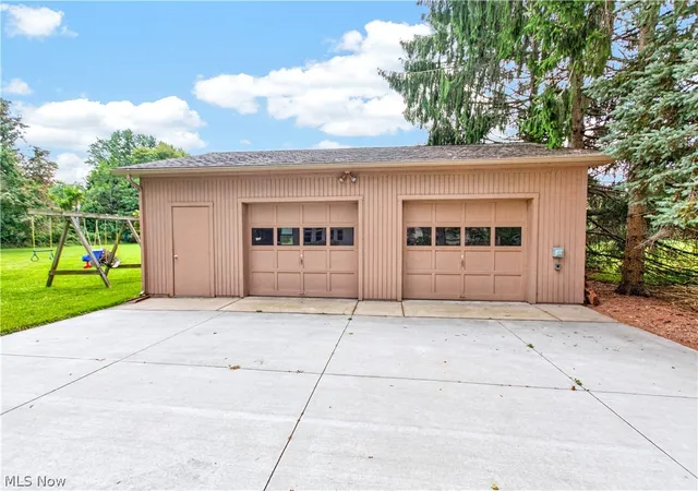 Photo 3 of Sale Pending at 916 Milan Ave, Amherst, OH 44001 | MLS# 5245946 | Listing updated on 2026-09-30