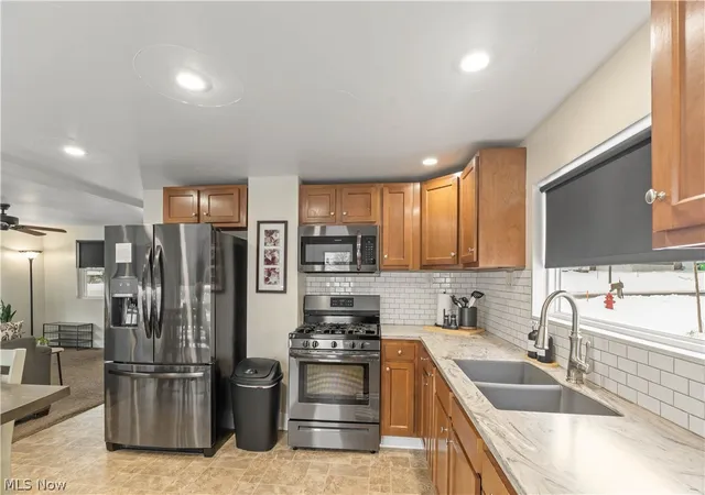 Photo 2 of Townhouse for sale at 131 Maple St Sw, Sugarcreek, OH 44681 | MLS# 5245334 | Listing updated on 2026-09-17