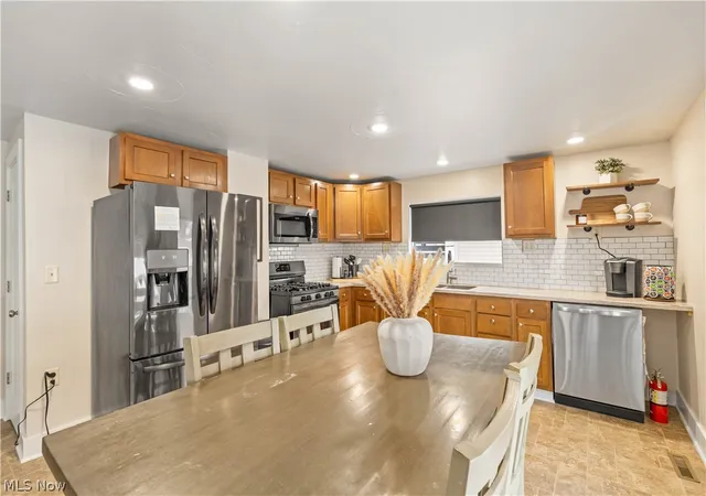 Photo 3 of Townhouse for sale at 131 Maple St Sw, Sugarcreek, OH 44681 | MLS# 5245334 | Listing updated on 2026-09-17