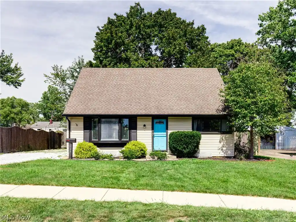 Single family home for sale at 1515 Collinwood Cir, Cuyahoga Falls, OH 44221 | MLS# 5245989