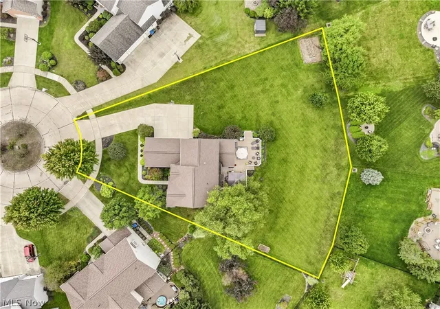 Photo 3 of Sale Pending at 27212 Perry Cir, Olmsted Twp, OH 44138 | MLS# 5245825 | Listing updated on 2026-10-08