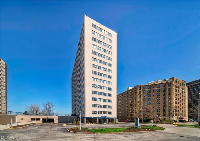 Listing Photo 3 - Condo for sale in building located at 12520 Edgewater Dr, Lakewood, OH 44107 - Unit #901