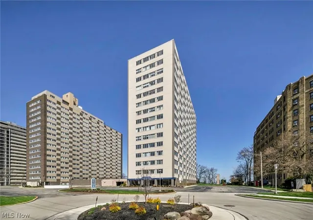 Listing Photo 4 - Condo for sale in building located at 12520 Edgewater Dr, Lakewood, OH 44107 - Unit #901