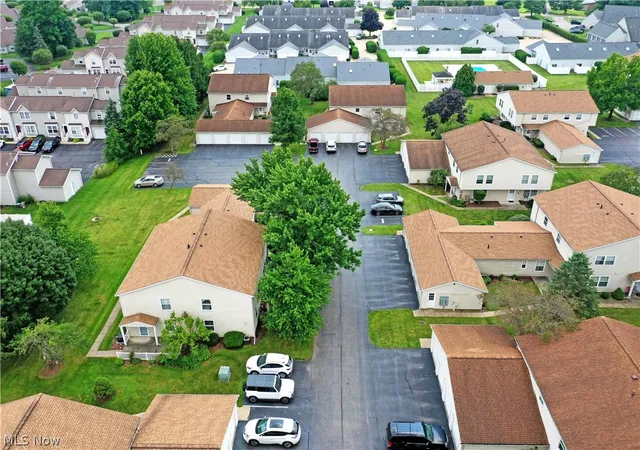 Listing Photo 2 - Condo for sale in building located at 3112 Ivy Hl Cir, Cortland, OH 44410 - Unit #C