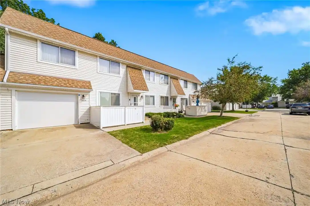 Listing Photo 1 - Condo for sale in 5428 Hvn Ct located at 5428 Hvn Ct, Willoughby, OH 44094 - Unit 5428 Haven Ct