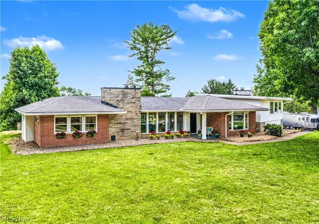 Photo 1 of Single family home for sale at 3 Meadowcrest Dr, Parkersburg, WV 26104 | MLS# 5246128 | Listing updated on 2026-10-08