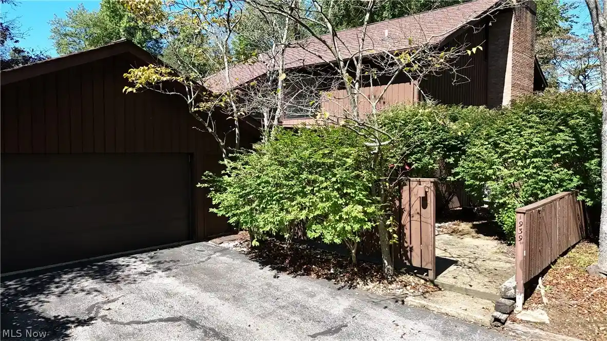 Listing Photo 1 - Condo for sale in 1939 Pine Dr located at 1939 Pine Dr, Kent, OH 44240 - Unit 1939 Pine Dr