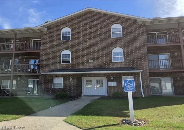 Listing Photo 4 - Condo for sale in building located at 1150 Tollis Pkwy, Broadview Heights, OH 44147