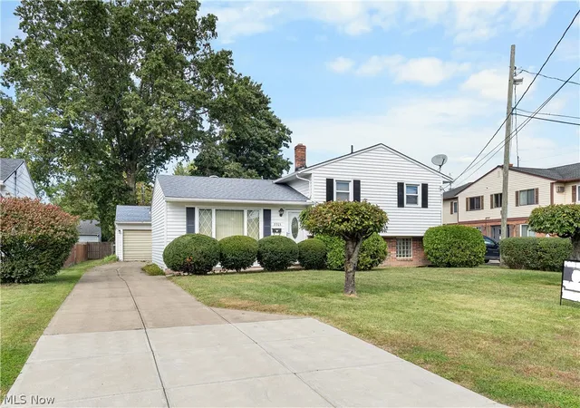 Photo 2 of Single family home for sale at 7765 Fern Dr, Mentor On The Lake, OH 44060 | MLS# 5246389 | Listing updated on 2026-10-02