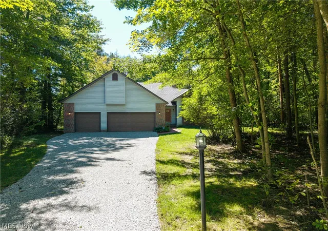 Photo 2 of Sale Pending at 3126 Cliffside Dr, Copley, OH 44321 | MLS# 5245955 | Listing updated on 2026-09-23