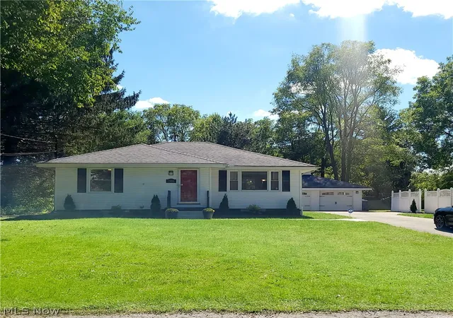 Photo 2 of Single family home for sale at 3300 Helmsdale Dr, Akron, OH 44312 | MLS# 5244595 | Listing updated on 2026-10-10